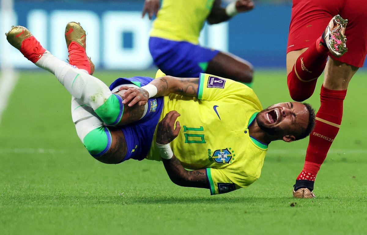 Pha va chạm khiến Neymar nằm sân đau đớn. Ảnh: AFP