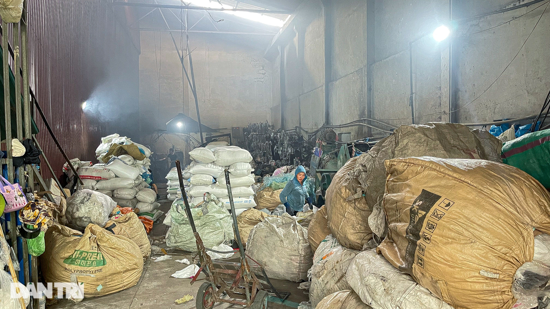 Rùng mình công nghệ tái chế nilon bẩn ở làng xay rác lớn nhất Việt Nam - 1