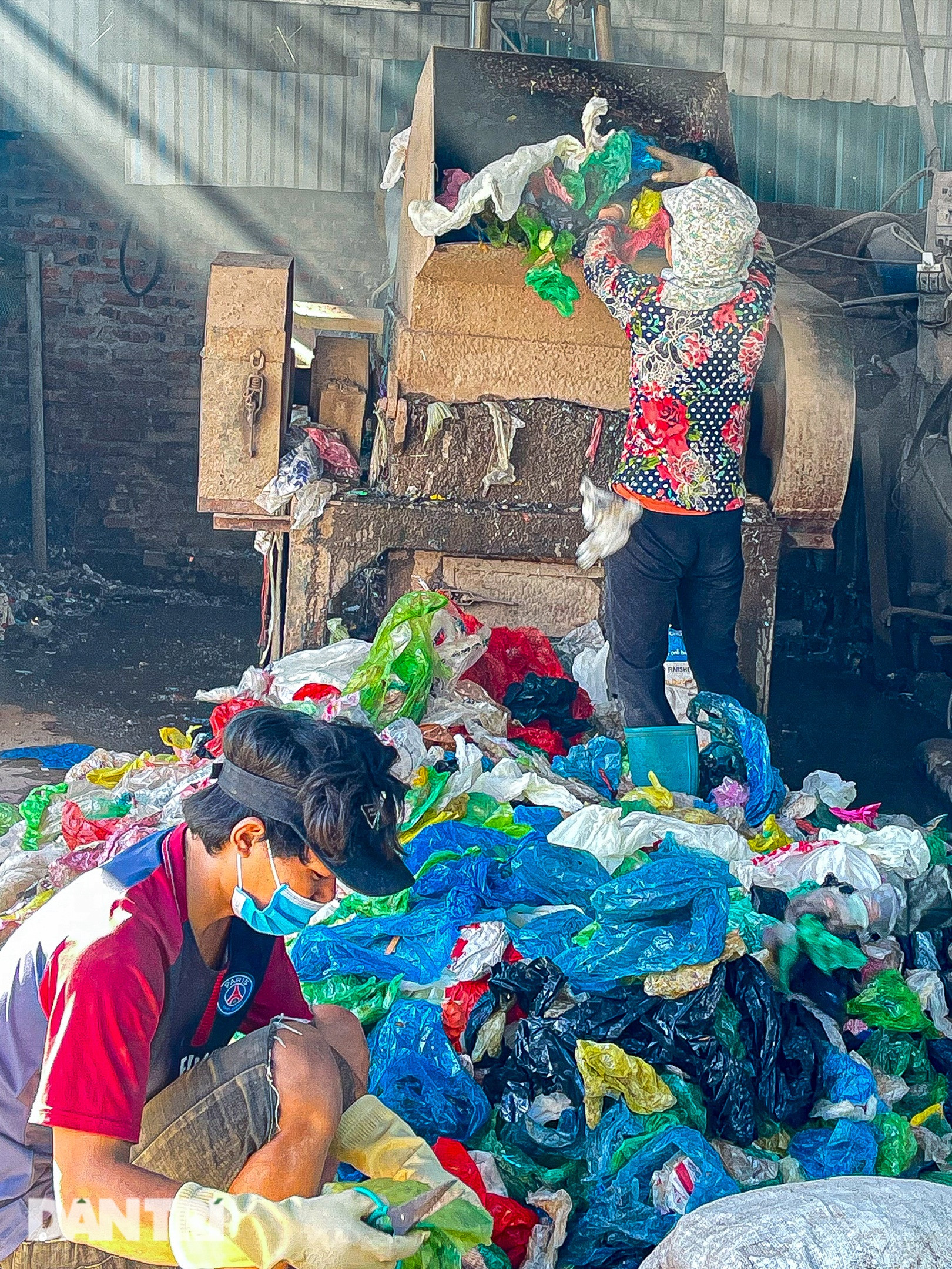 Rùng mình công nghệ tái chế nilon bẩn ở làng xay rác lớn nhất Việt Nam - 12