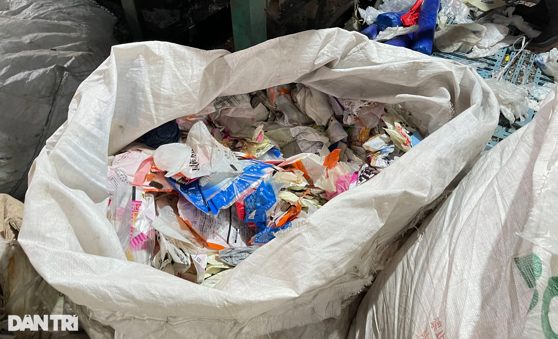 Rùng mình công nghệ tái chế nilon bẩn ở làng xay rác lớn nhất Việt Nam - 2