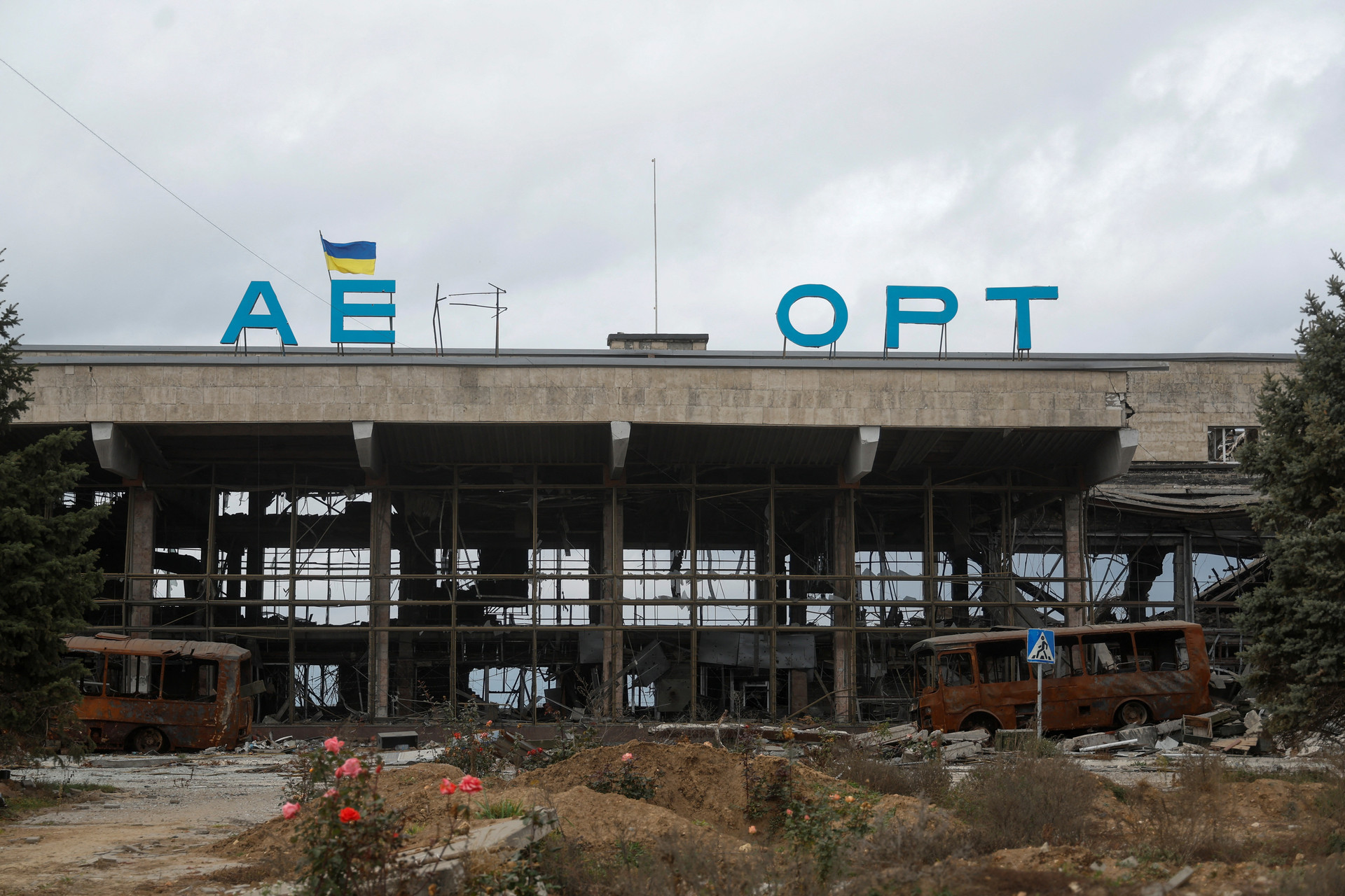 Cảnh đổ nát bên trong sân bay quốc tế Kherson sau khi quân đội Nga rút lui - 1