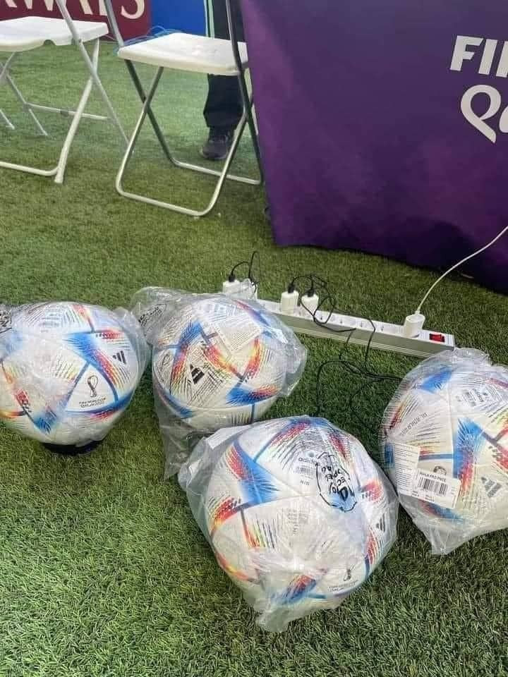 Hình ảnh những trái bóng tại World Cup 2022 đang được cắm sạc khiến dân mạng xôn xao (Ảnh: Reddit).