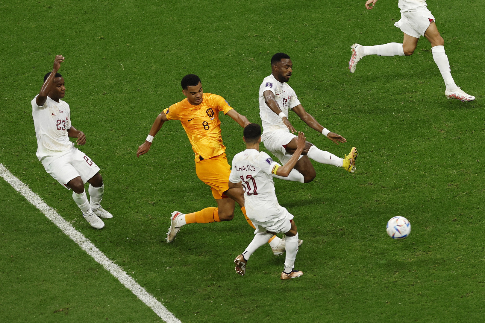 Thắng dễ Qatar, Hà Lan vượt vòng bảng với ngôi đầu  - 2