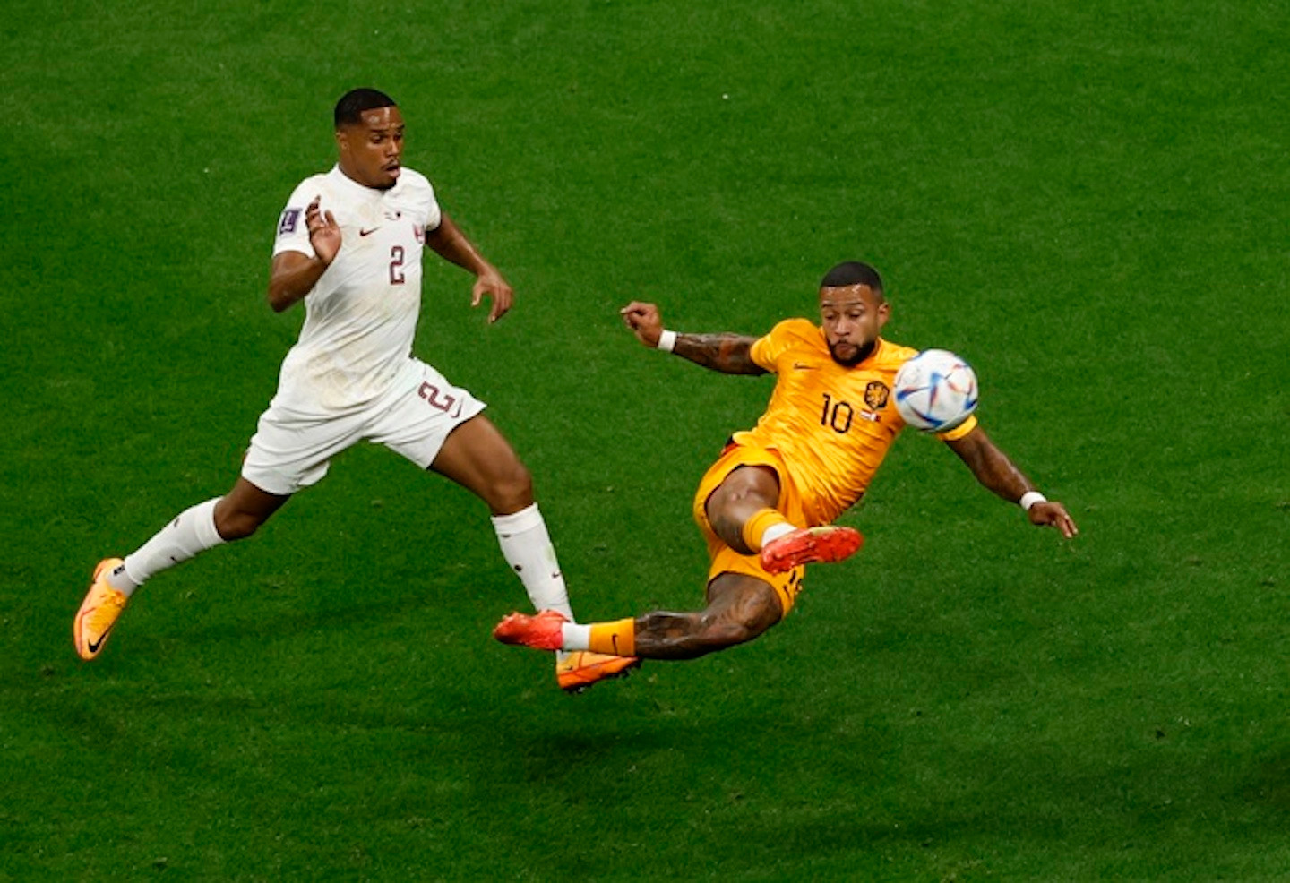 Thắng dễ Qatar, Hà Lan vượt vòng bảng với ngôi đầu  - 1