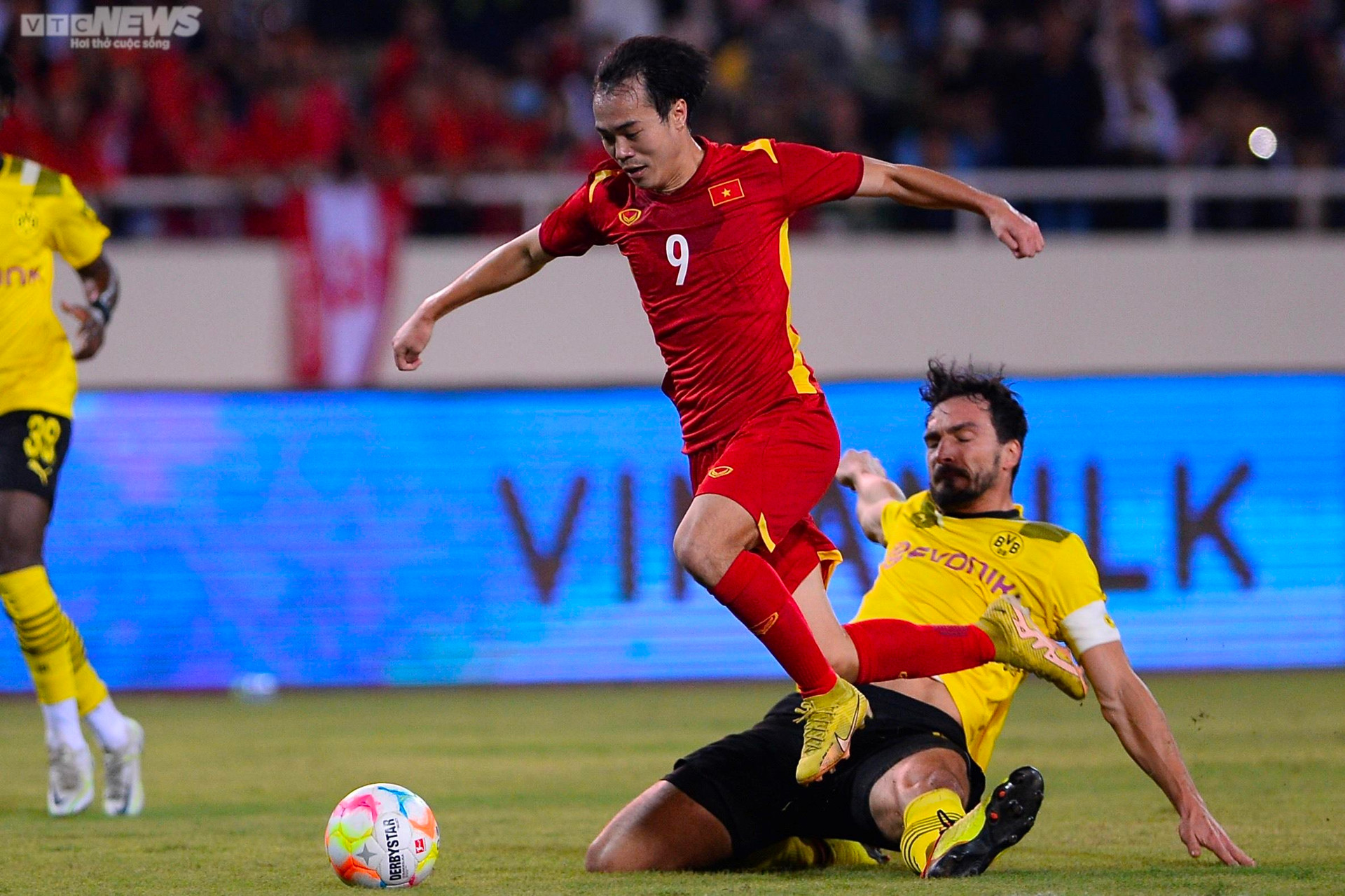 Tuấn Hải ghi bàn phút cuối, tuyển Việt Nam đánh bại Dortmund - 1