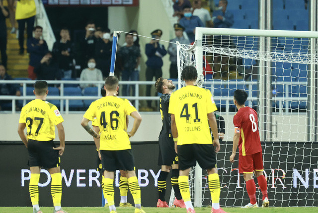 Ngán ngẩm sự cố xấu hổ trên sân Mỹ Đình trong trận Việt Nam - Borussia Dortmund - Ảnh 1.