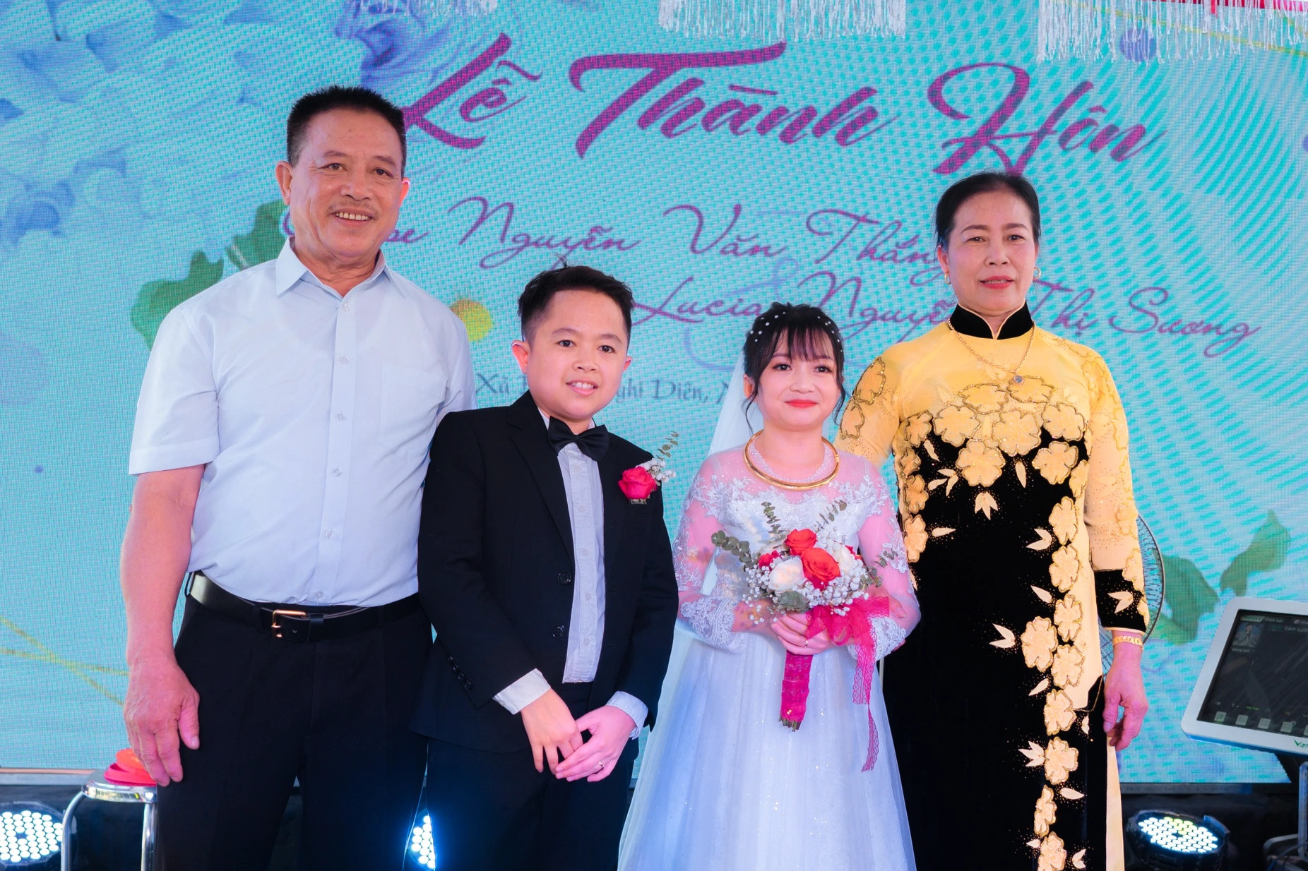 Đám cưới  gây sốt của cặp đôi cô dâu chú rể chỉ cao 1m30 ở Nghệ An - 2
