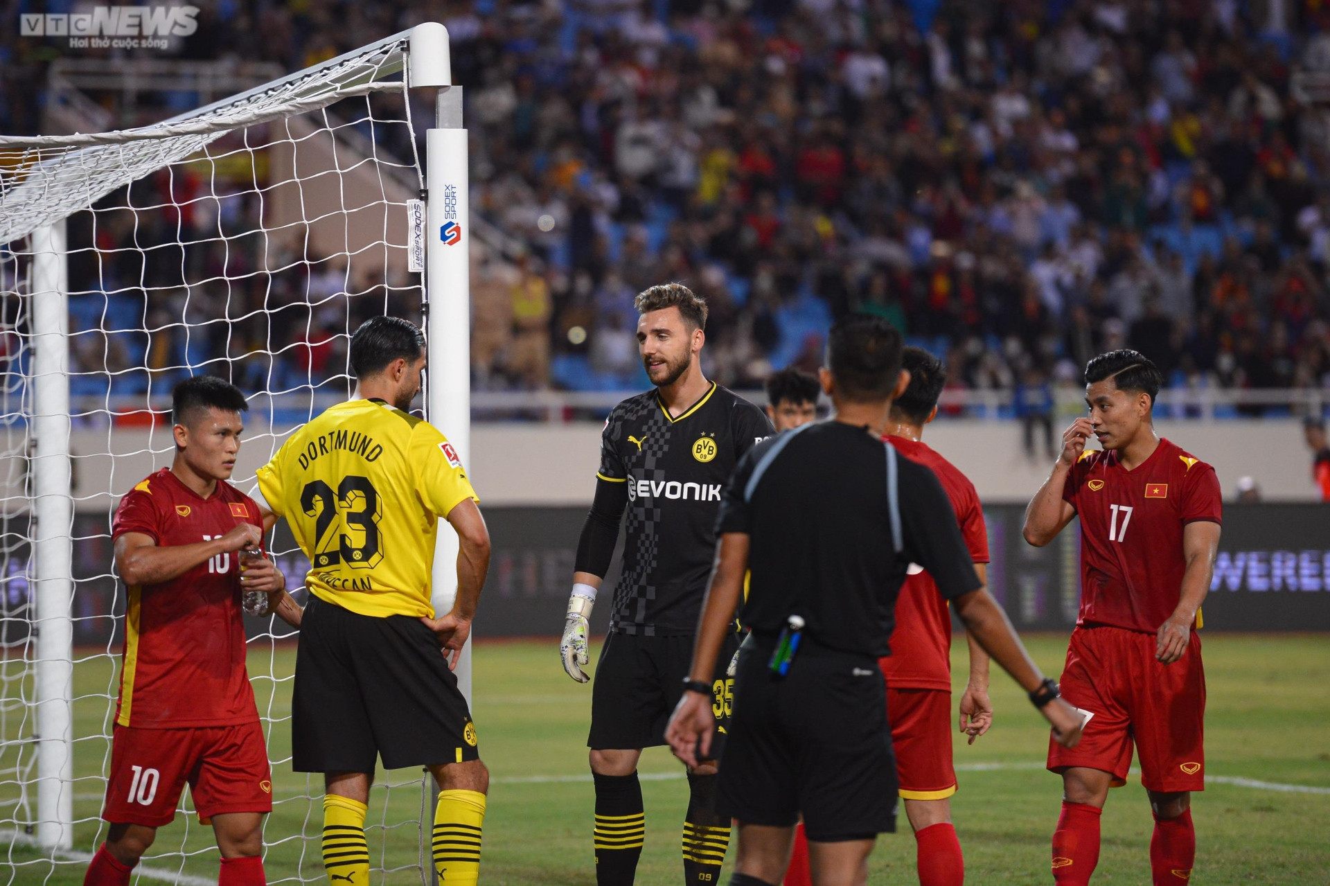 Sự cố xấu hổ trên sân Mỹ Đình khiến cầu thủ Việt Nam, Dortmund ngán ngẩm - 3