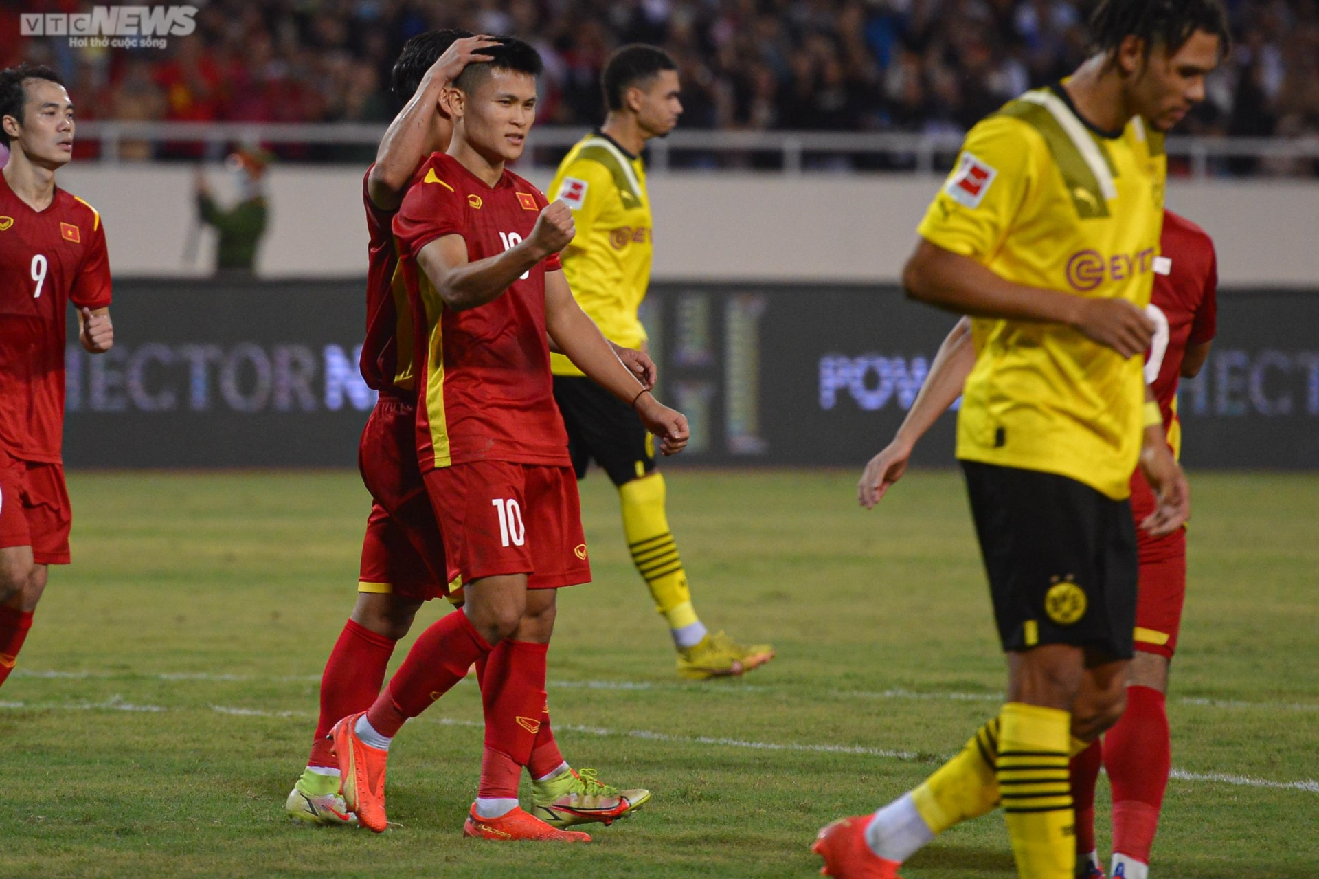 Sự cố xấu hổ trên sân Mỹ Đình khiến cầu thủ Việt Nam, Dortmund ngán ngẩm - 12