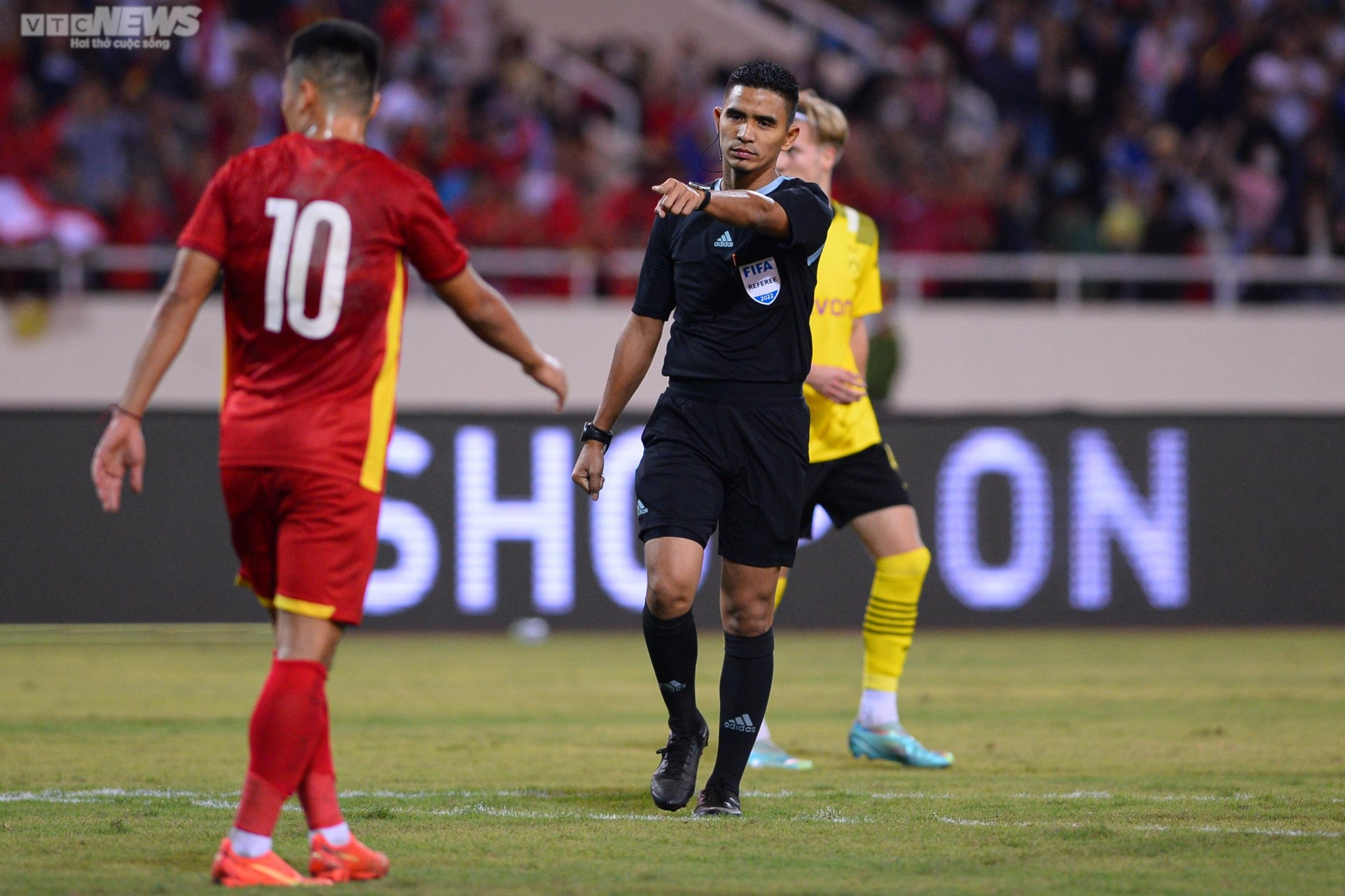 Sự cố xấu hổ trên sân Mỹ Đình khiến cầu thủ Việt Nam, Dortmund ngán ngẩm - 1