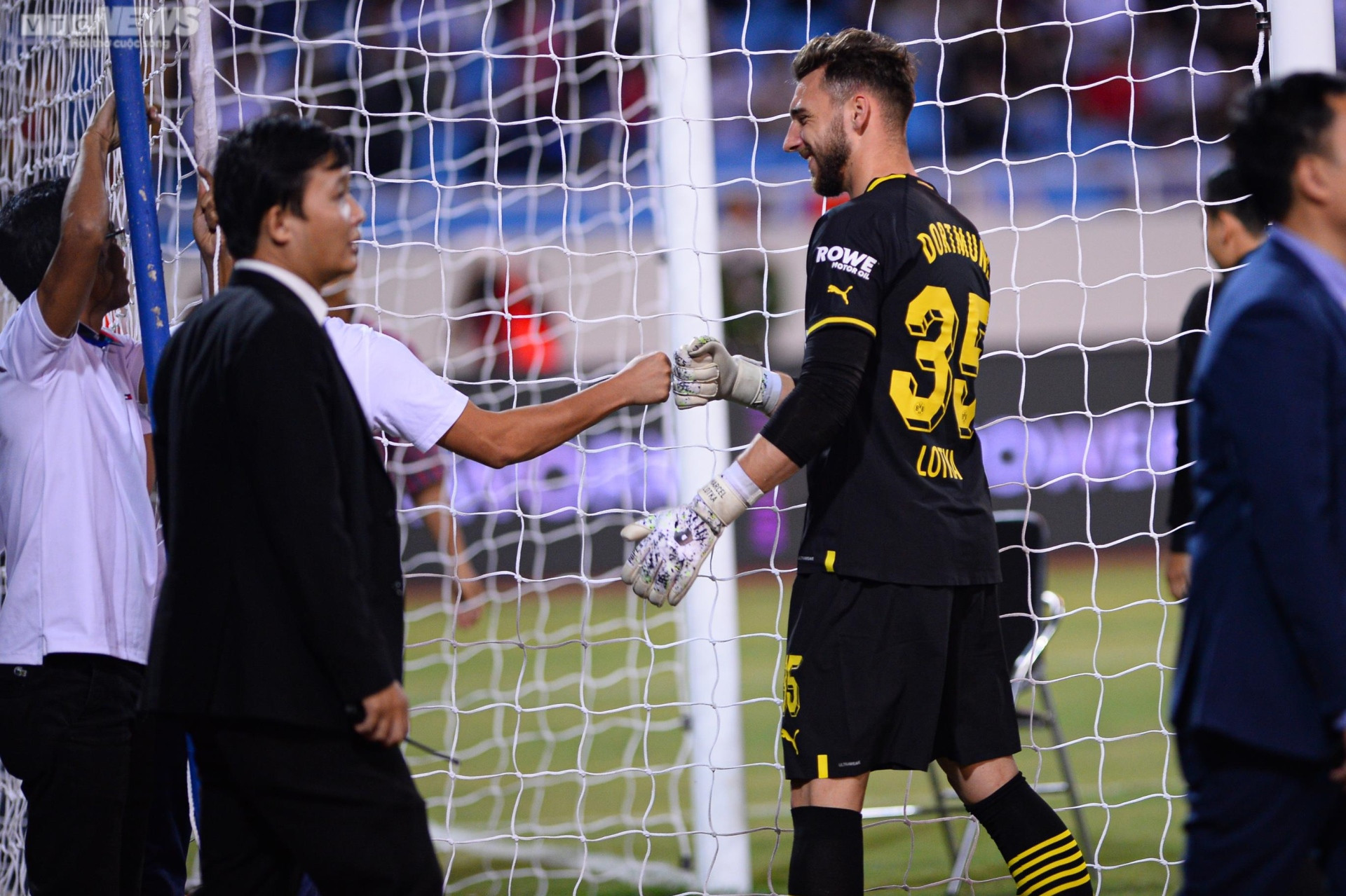 Sự cố xấu hổ trên sân Mỹ Đình khiến cầu thủ Việt Nam, Dortmund ngán ngẩm - 9
