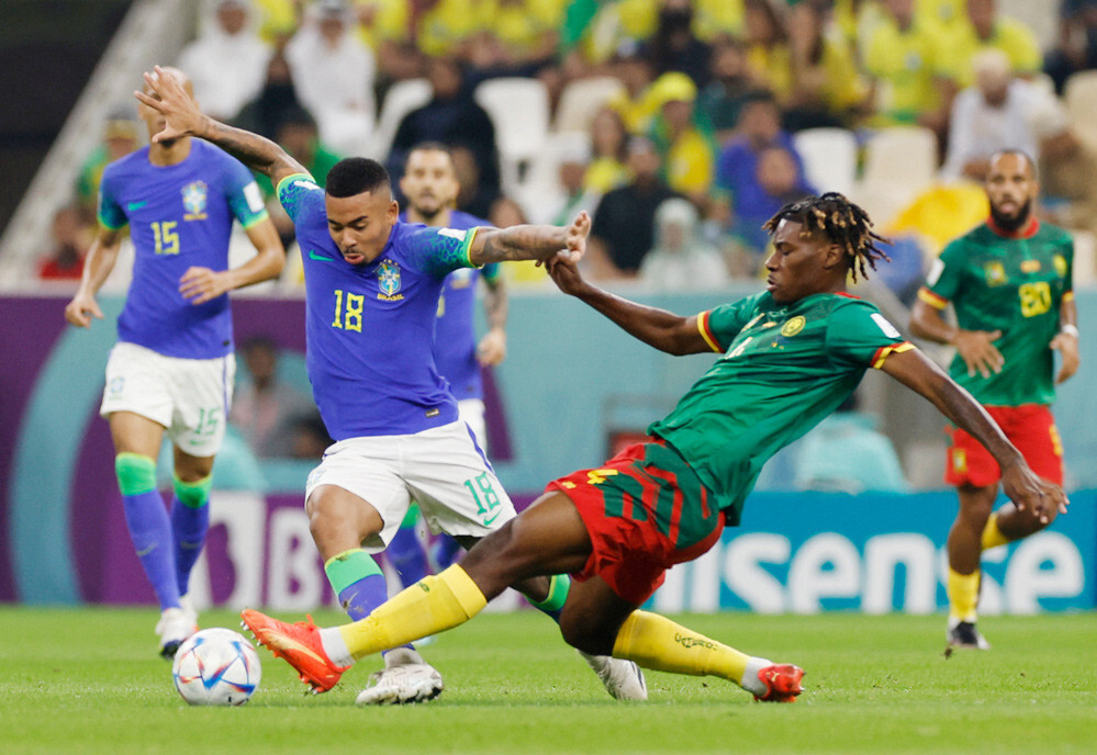 Thua sốc Cameroon phút bù giờ, Brazil suýt mất ngôi đầu bảng - 1