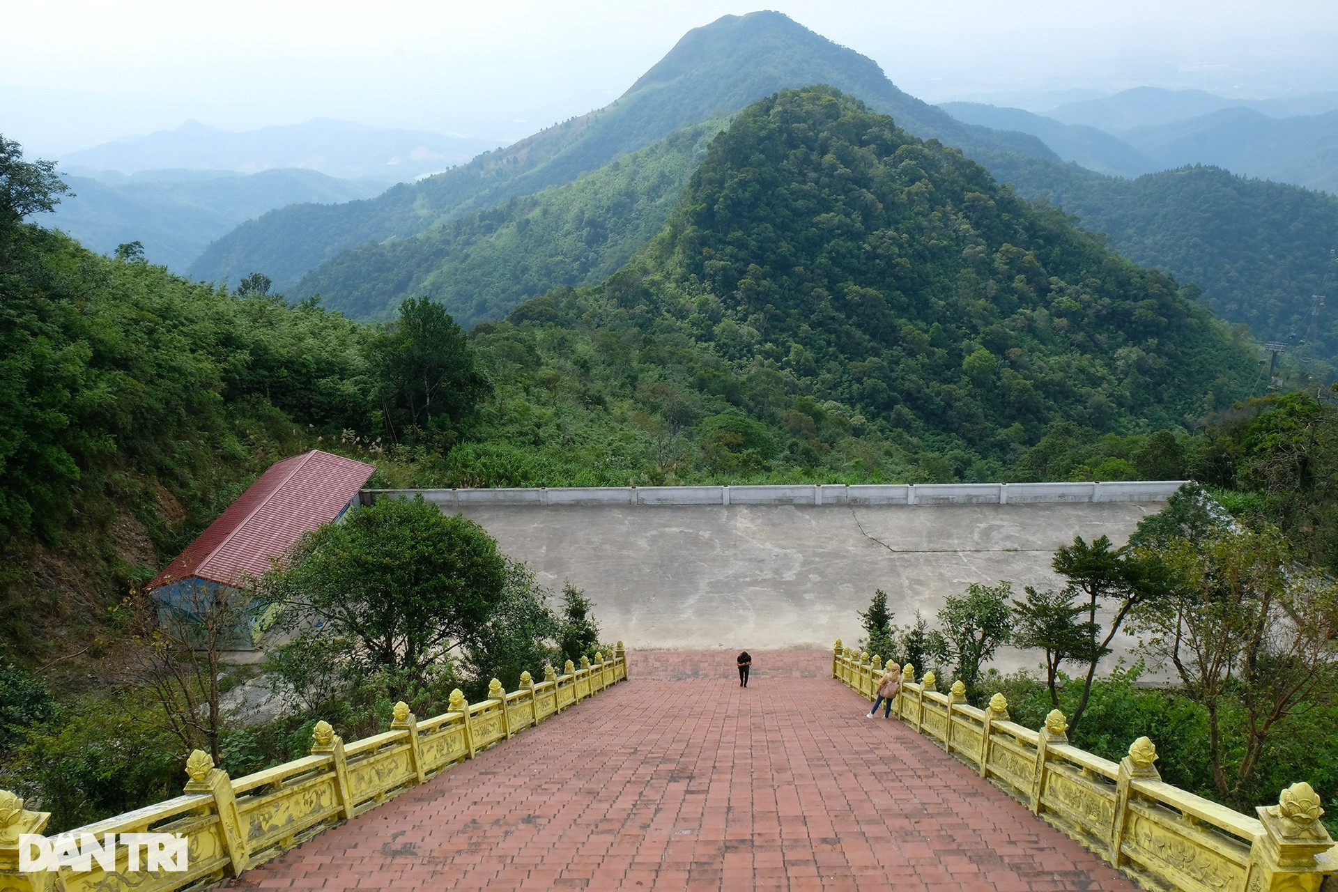Chiêm ngưỡng ngôi chùa cổ cheo leo trên đỉnh núi ở Quảng Ninh - 5