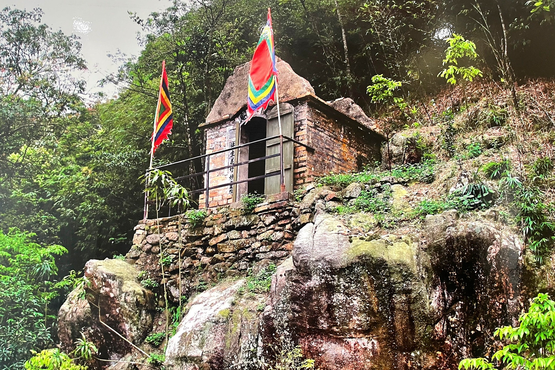 Chiêm ngưỡng ngôi chùa cổ cheo leo trên đỉnh núi ở Quảng Ninh - 10