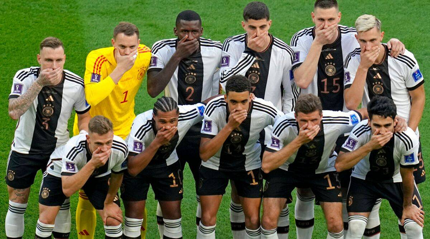 Ấn tượng duy nhất mà đội tuyển Đức để lại tại World Cup lần này đó là màn chụp ảnh tập thể trước trận đấu (Ảnh: Getty).