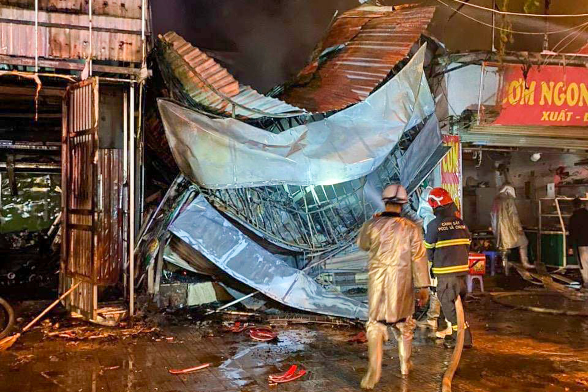 Hà Nội: Cháy dãy nhà tạm ở Phú La, cửa hàng sửa xe máy bị sập - 1