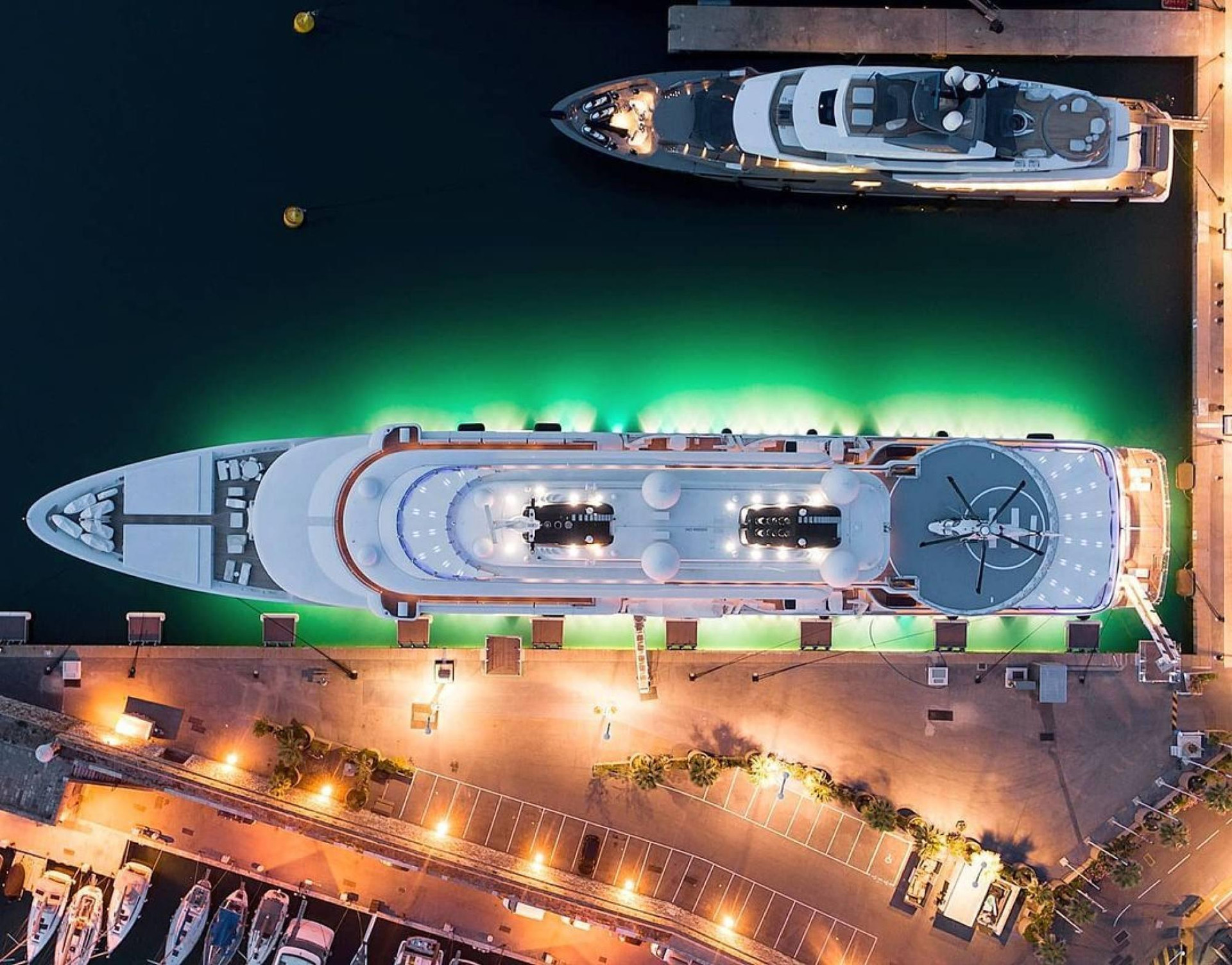 比卡塔爾世界盃體育場還大的超級遊艇 - 6
