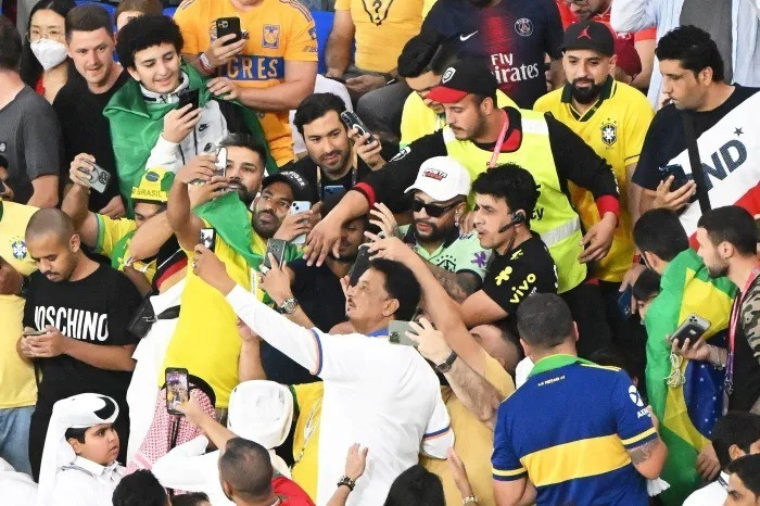 Nhân viên chạy bàn được trả tiền để đóng giả Neymar gây sốt tại World Cup 2022 - 1