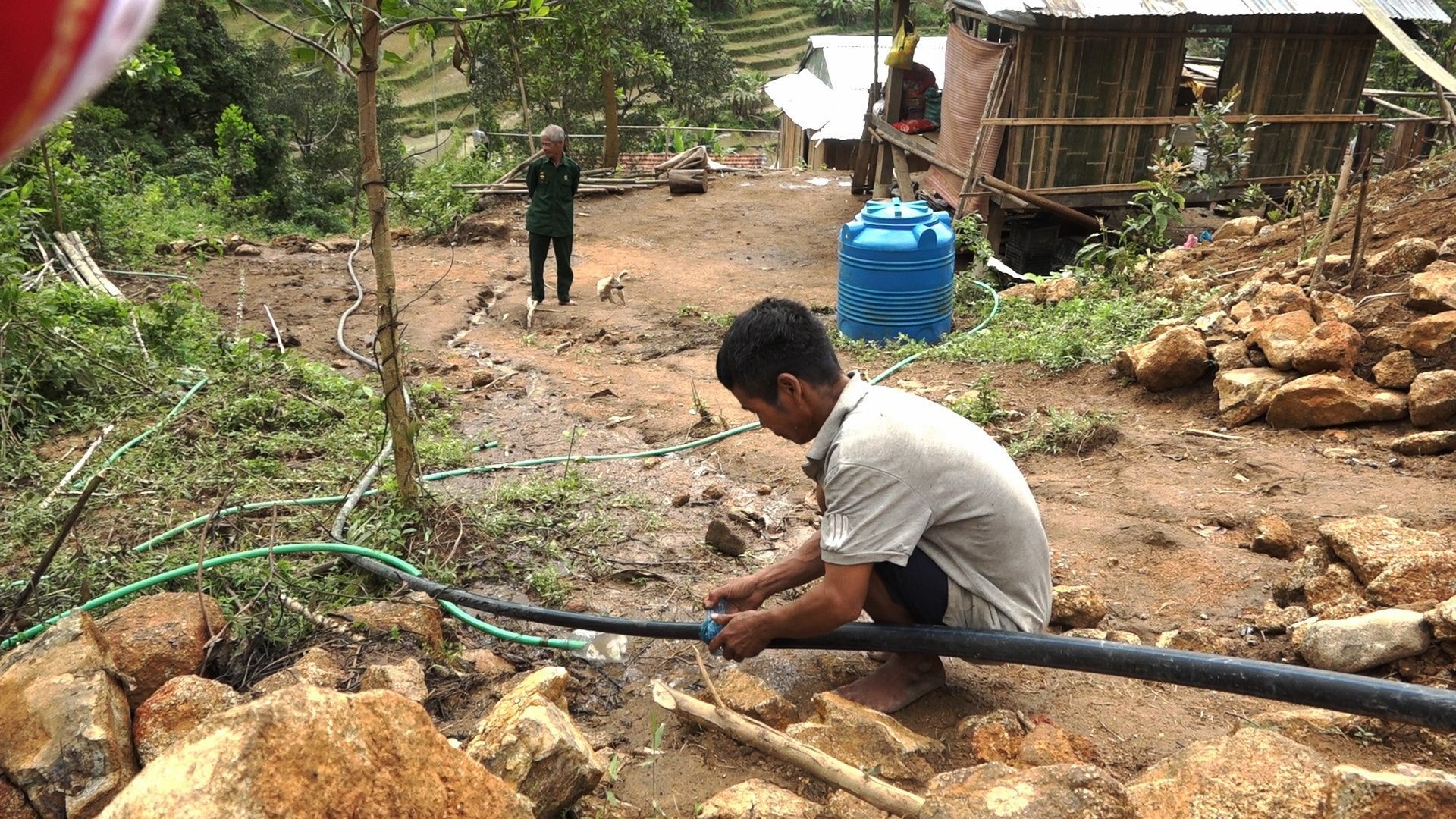 Chuyển về nơi ở mới, 17 hộ dân làng Long Vót “né” được giông sét, nhưng cuộc sống của họ ngày càng khó khăn khăn, bởi thiếu điện, nước sinh hoạt, đường giao thông cách trở. Ảnh: Ngọc Viên