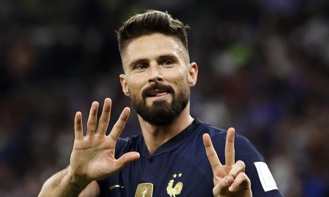 Cái ôm tình cảm của Mbappe và sự thừa nhận mà Giroud xứng đáng có ảnh 5