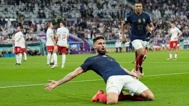 Cái ôm tình cảm của Mbappe và sự thừa nhận mà Giroud xứng đáng có ảnh 4