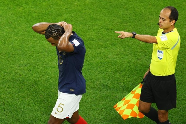 Ngôi sao tuyển Pháp cố ý đeo dây chuyền vì mê tín ảnh 1