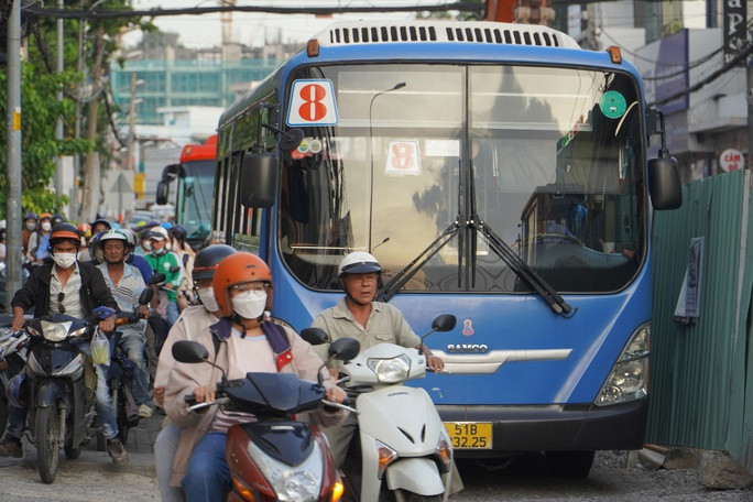 Thi công ì ạch, khi nào đường trung tâm TP Thủ Đức được xóa lô cốt? - Ảnh 3.