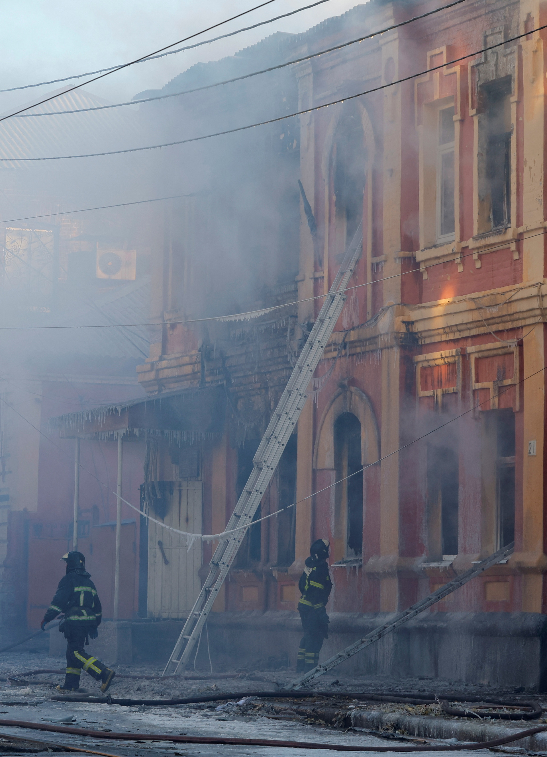 Cảnh đổ nát tại Donetsk sau trận pháo kích của quân đội Ukraine - 6