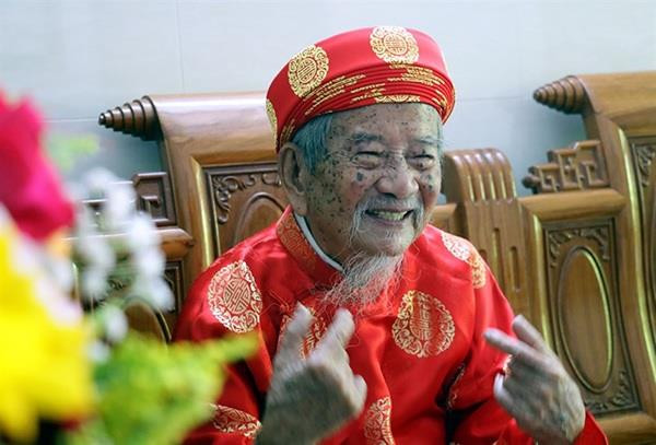 Cụ ông Sài Gòn 102 tuổi ngày ngày leo 20 vòng cầu thang, làm việc 10 tiếng - 2