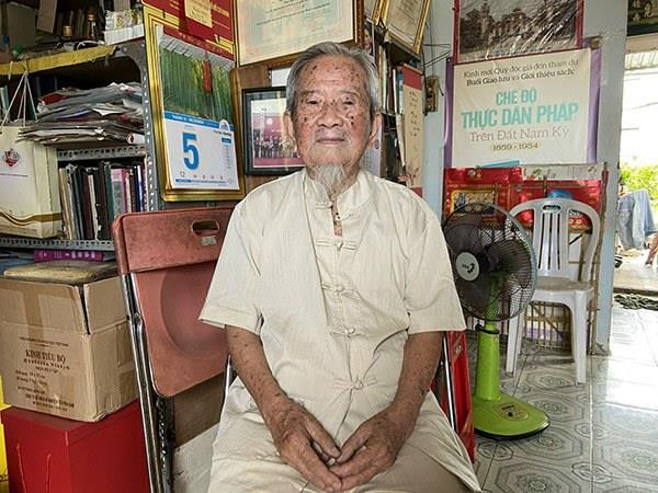 Cụ ông Sài Gòn 102 tuổi ngày ngày leo 20 vòng cầu thang, làm việc 10 tiếng - 4
