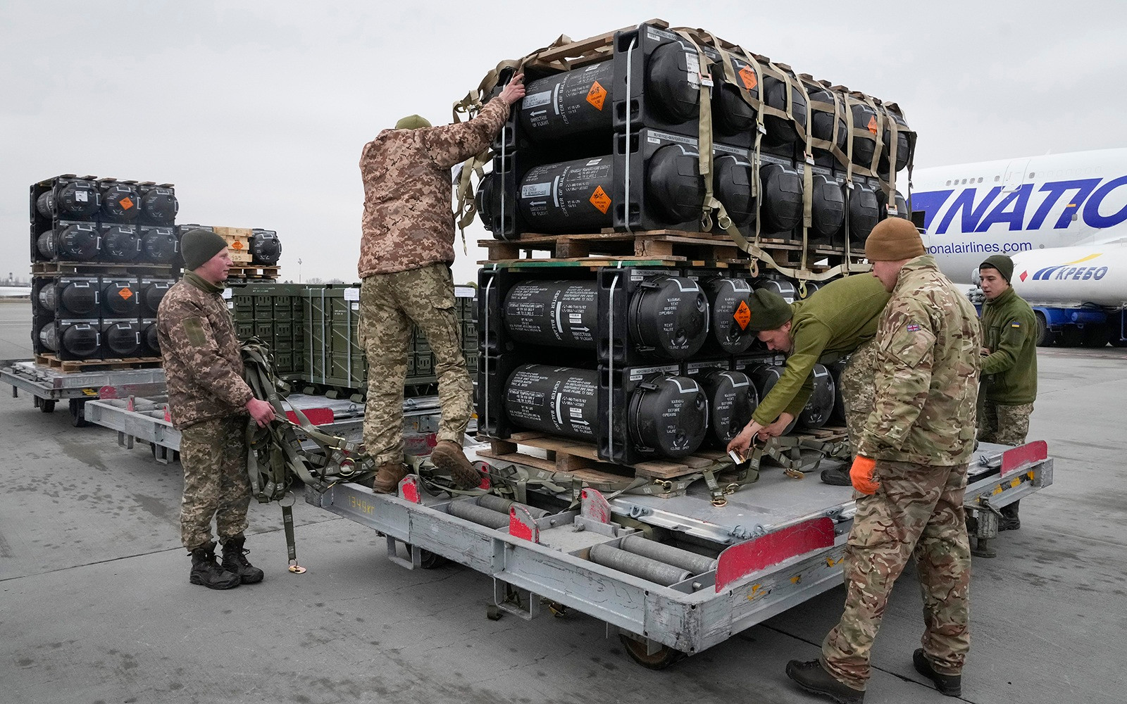 Nga cảnh báo NATO đùa với lửa trong cuộc xung đột Ukraine - 1