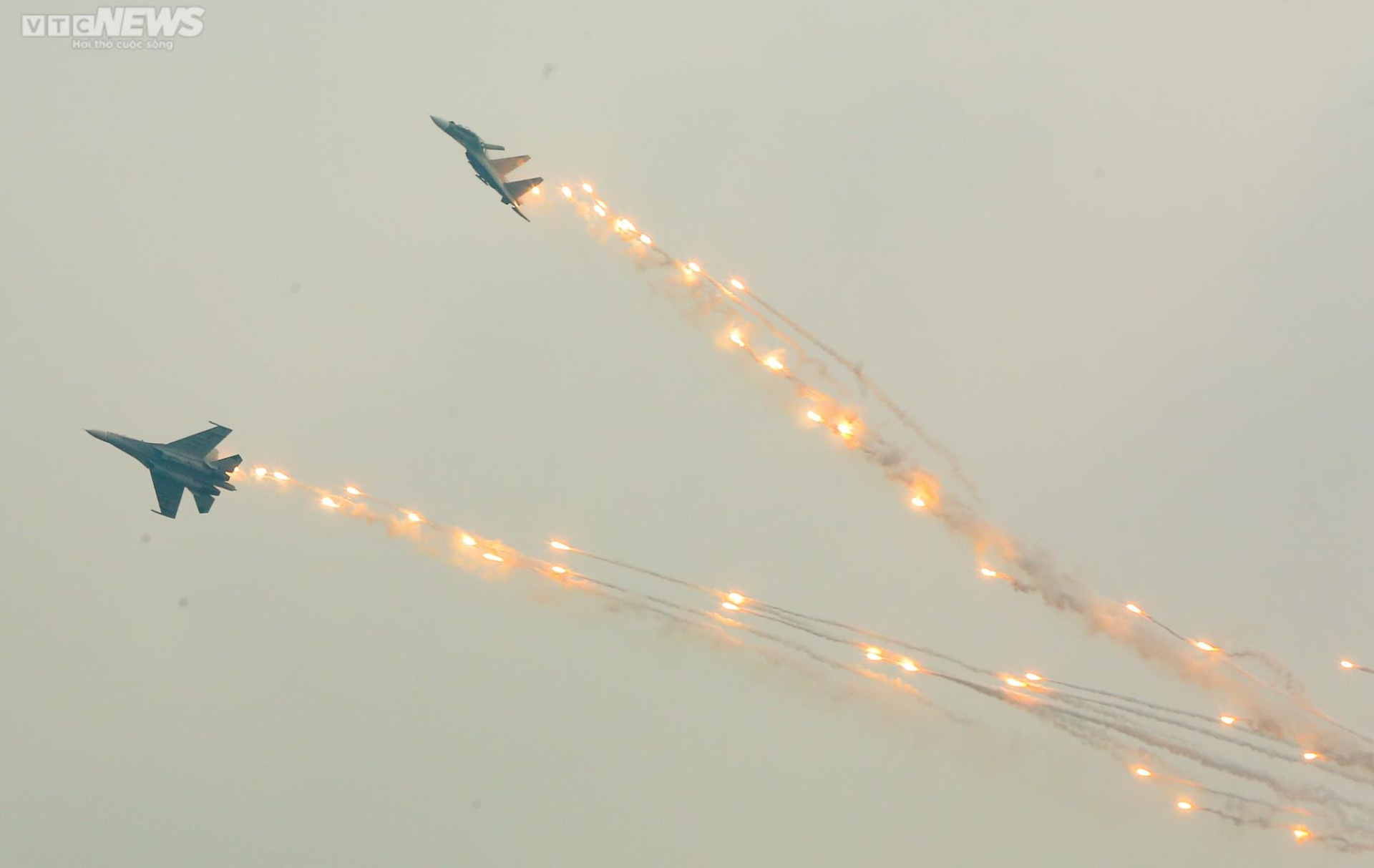 Người dân chịu rét, ngắm máy bay tiêm kích biểu diễn trên bầu trời Thủ đô - 16