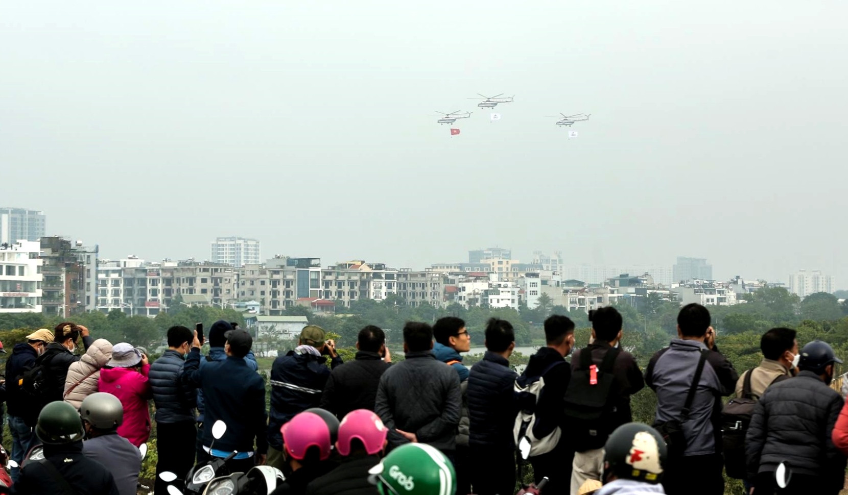 Người dân chịu rét, ngắm máy bay tiêm kích biểu diễn trên bầu trời Thủ đô - 10