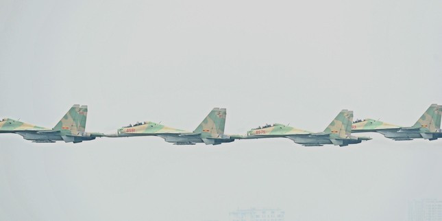 Xem ‘Hổ mang chúa’ Su-30MK2 và trực thăng vũ trang trình diễn trên bầu trời Hà Nội ảnh 2