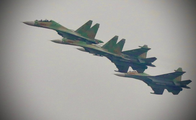 Xem ‘Hổ mang chúa’ Su-30MK2 và trực thăng vũ trang trình diễn trên bầu trời Hà Nội ảnh 13