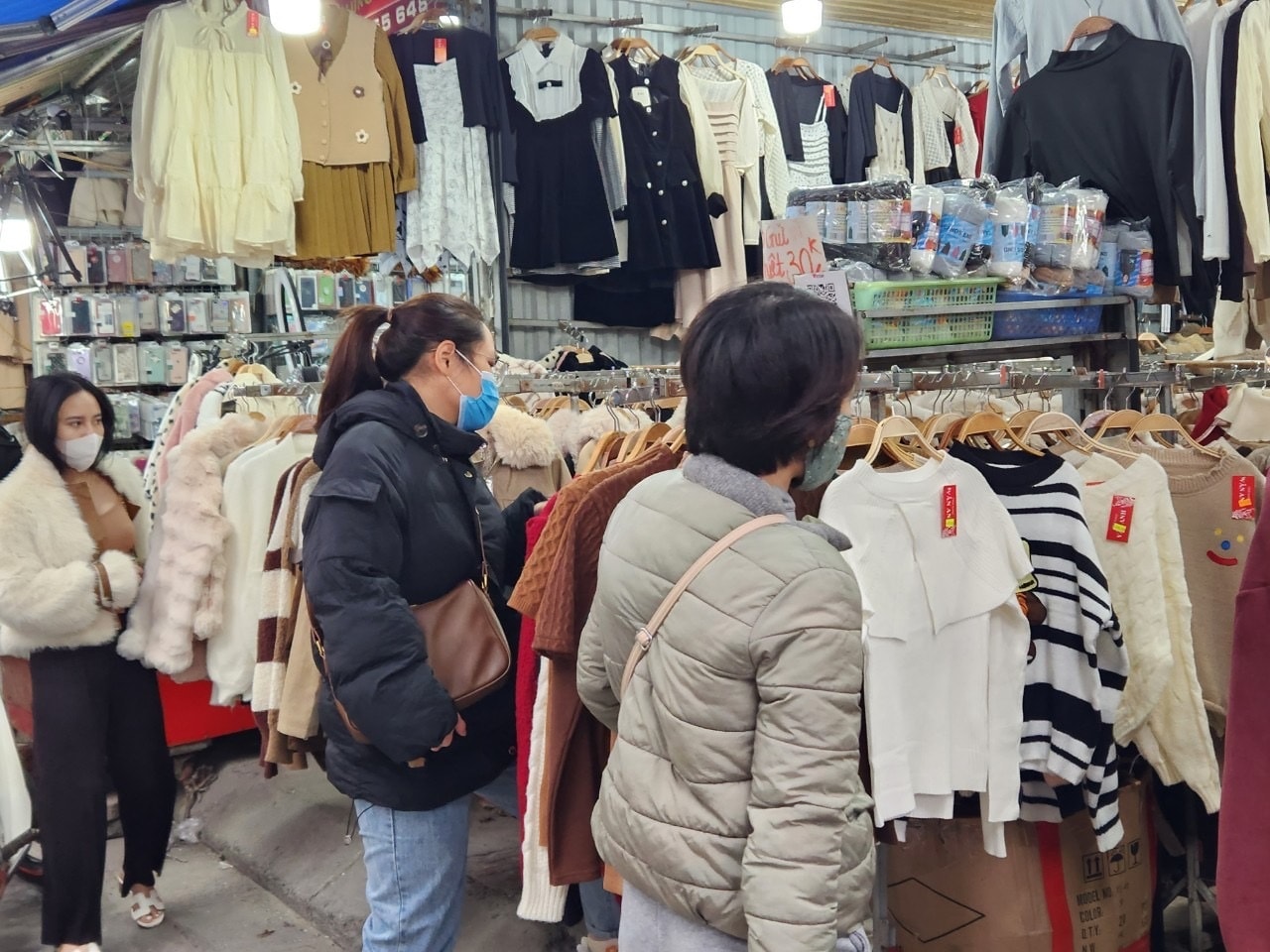 Trải nghiệm ác mộng đi chợ ở Hà Nội: Bị hành hung, đốt vía, quay xe - 2 Trải nghiệm ác mộng đi chợ ở Hà Nội: Bị hành hung, đốt vía, quay xe - 2