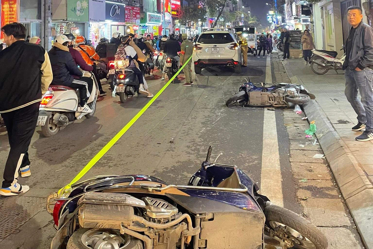 Ô tô lao vào nhóm phụ huynh chờ đón con ở Hà Nội, 4 người bị thương - 2
