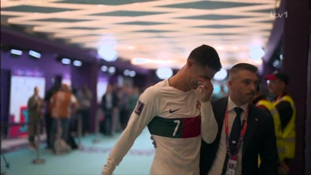 C.Ronaldo vừa đi vừa khóc, uất ức tột độ khi Bồ Đào Nha bị loại - 2