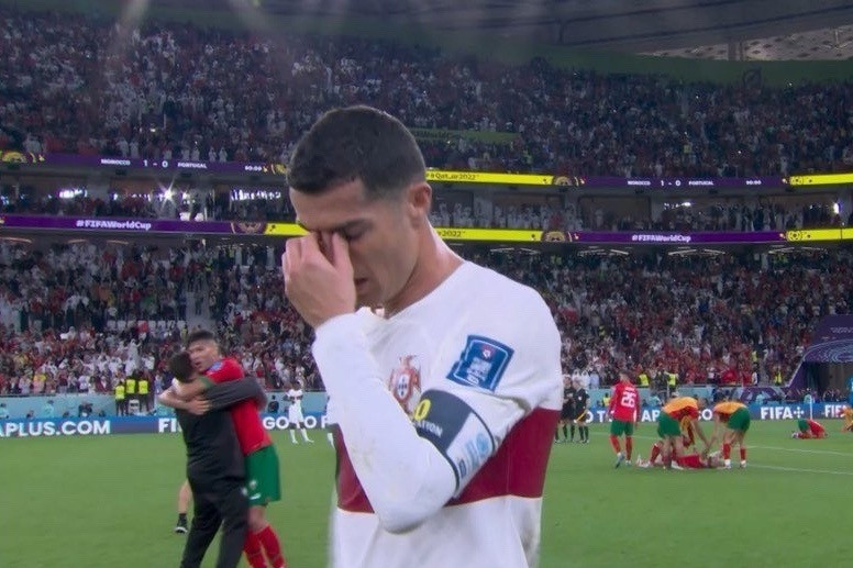 C.Ronaldo vừa đi vừa khóc, uất ức tột độ khi Bồ Đào Nha bị loại - 1