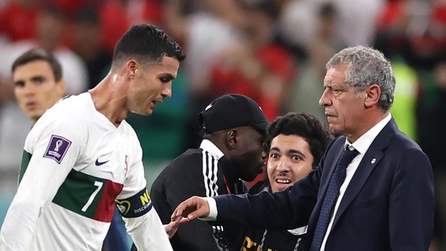 Bạn gái và chị ruột Ronaldo 'dằn mặt' HLV Santos: Ông trời có mắt! ảnh 1