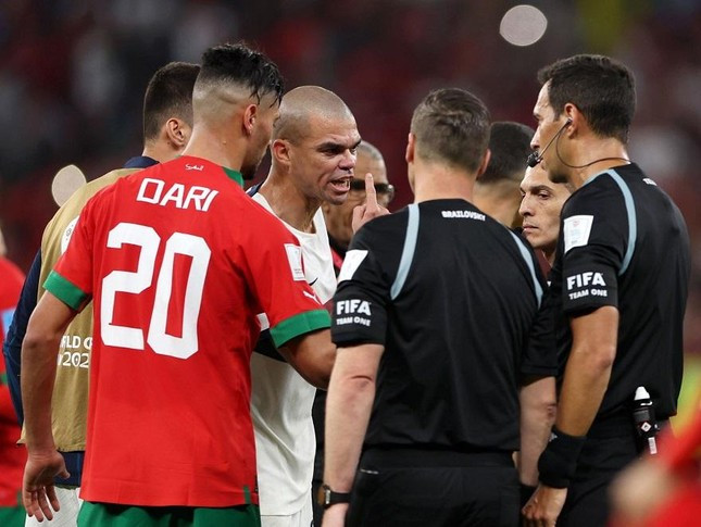 Pepe chỉ trích FIFA: 'Có 5 trọng tài Argentina ở đây, tốt nhất họ trao cúp cho Argentina luôn đi' ảnh 1