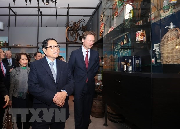 Thủ tướng Phạm Minh Chính thăm trụ sở Heineken. Ảnh: TTXVN