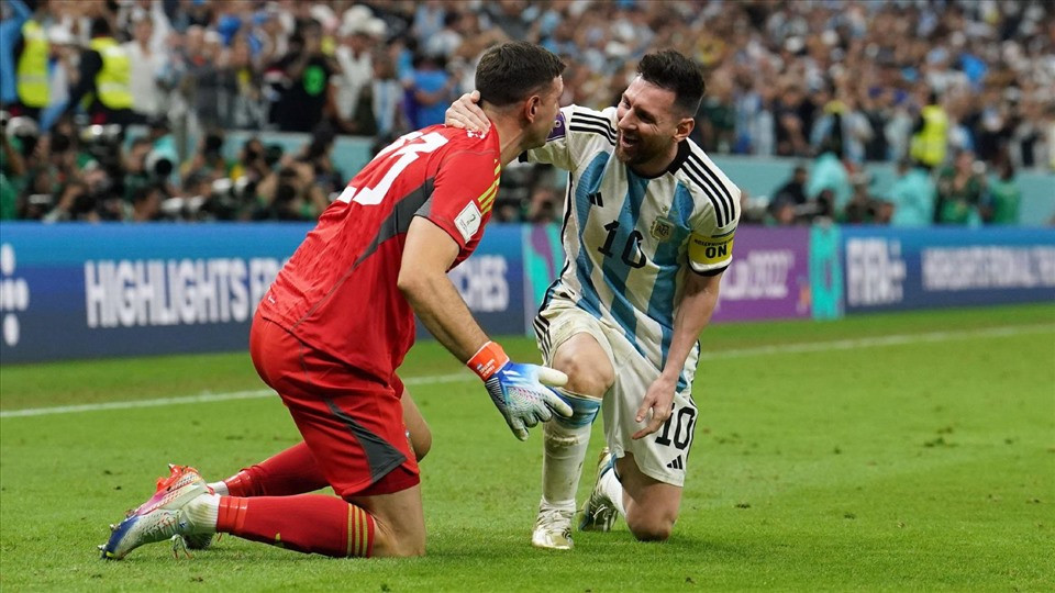 Emiliano Martinez toả sáng trong màu áo Argentina. Ảnh: AFP