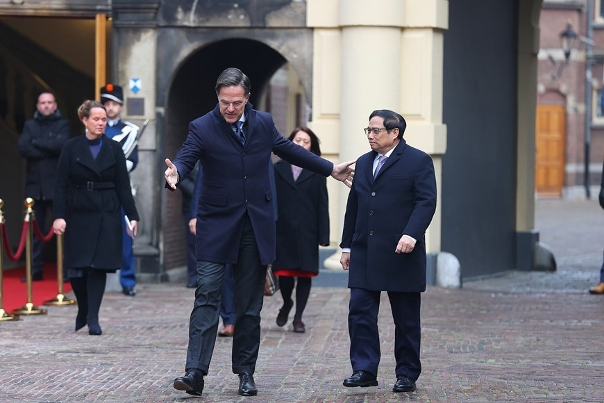 Thủ tướng Hà Lan Mark Rutte đón Thủ tướng Phạm Minh Chính. Ảnh: TTXVN