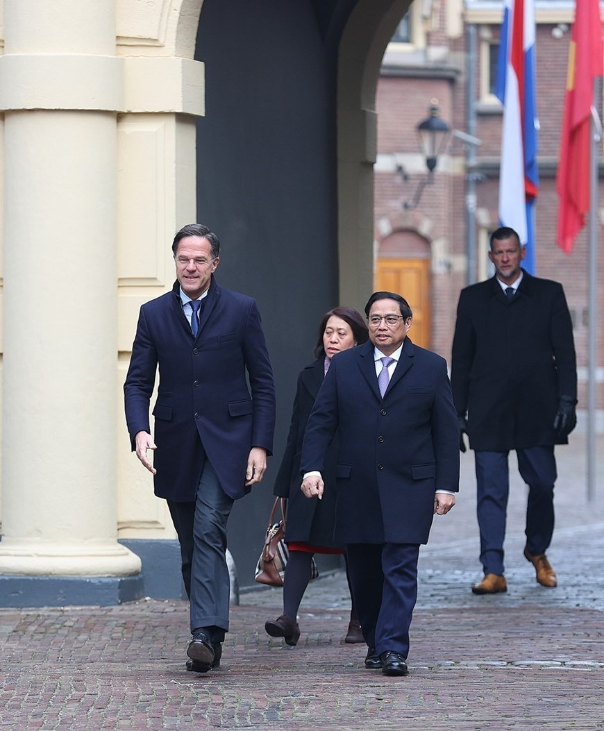 Thủ tướng Hà Lan Mark Rutte đón Thủ tướng Phạm Minh Chính. Ảnh: TTXVN