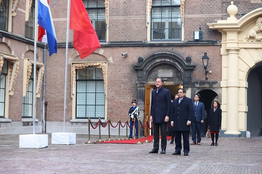 Thủ tướng Phạm Minh Chính và Thủ tướng Hà Lan Mark Rutte nghe quốc thiều hai nước. Ảnh: TTXVN