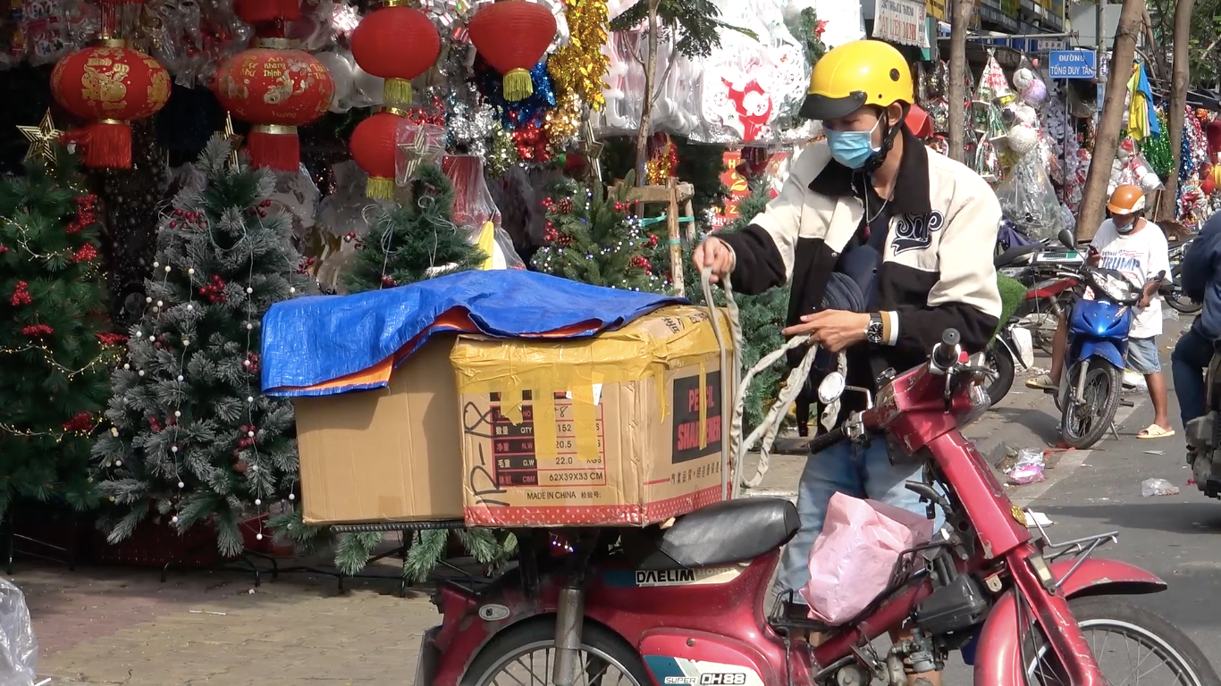 Rộn ràng 'thủ phủ' bán đồ trang trí Giáng sinh ở TPHCM ảnh 11