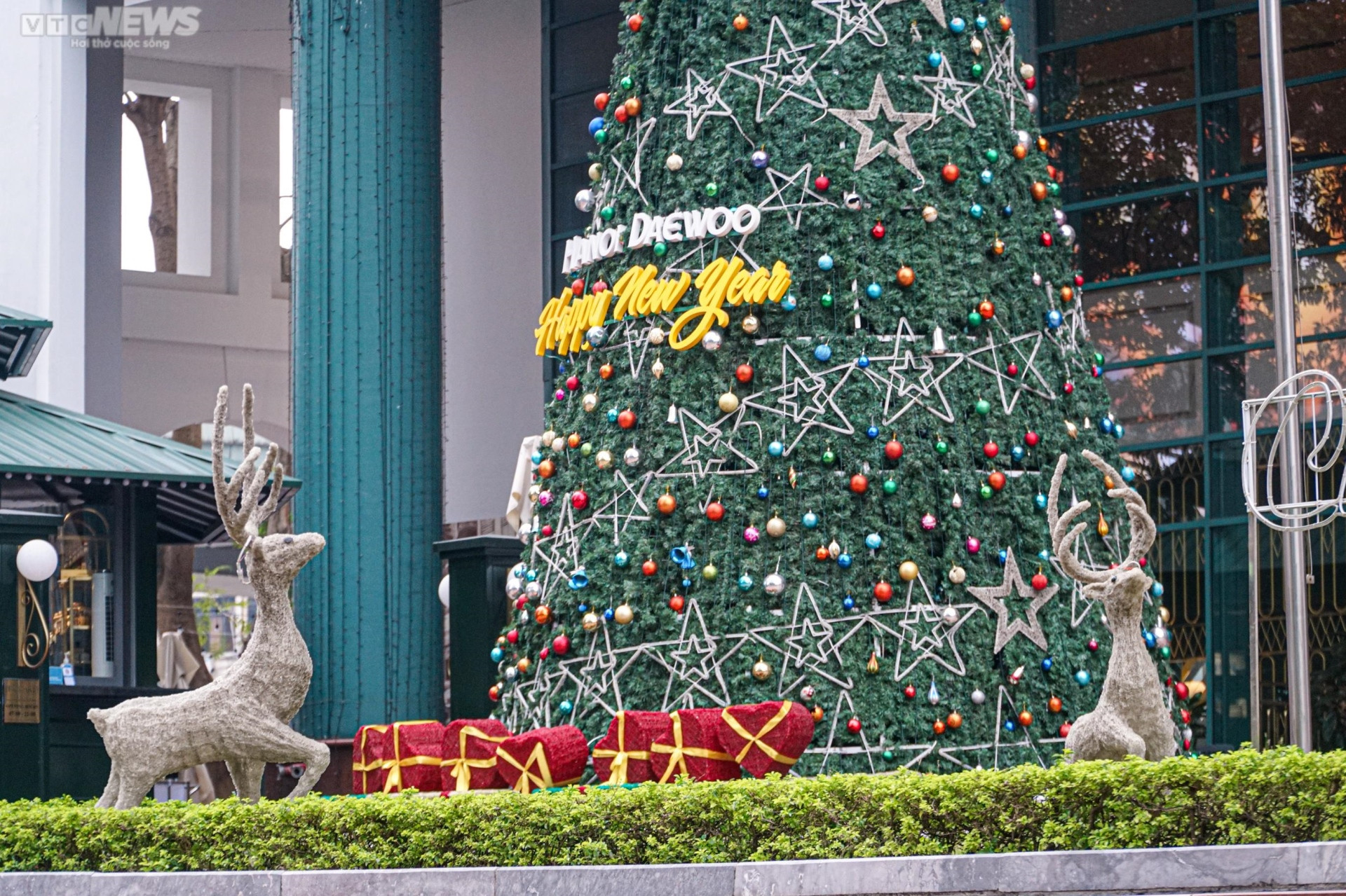 Những cây thông Noel khổng lồ rực rỡ đón Giáng sinh - 10