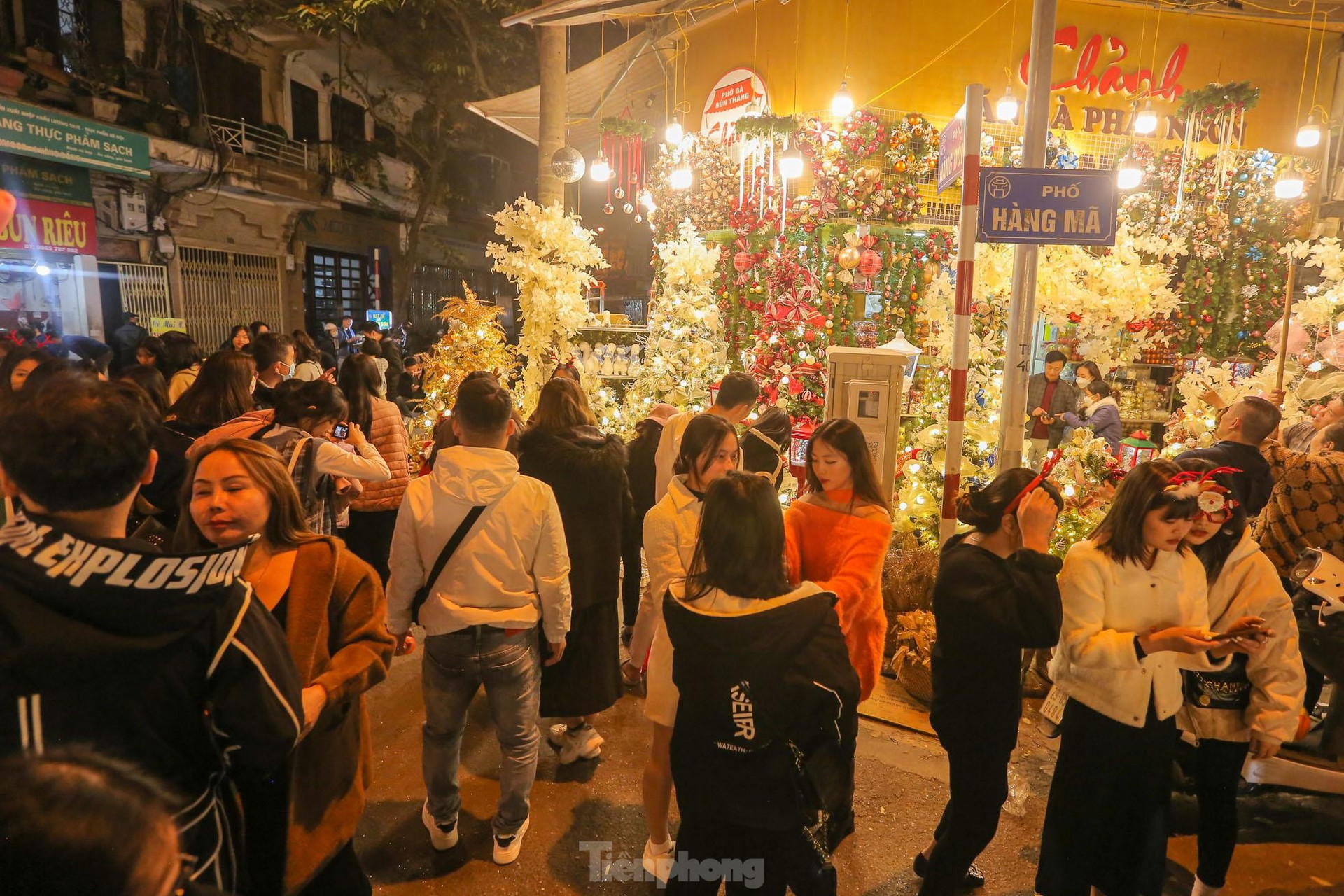 Người Hà Nội chen nhau chụp ảnh trên phố Hàng Mã đón Giáng sinh sớm ảnh 1