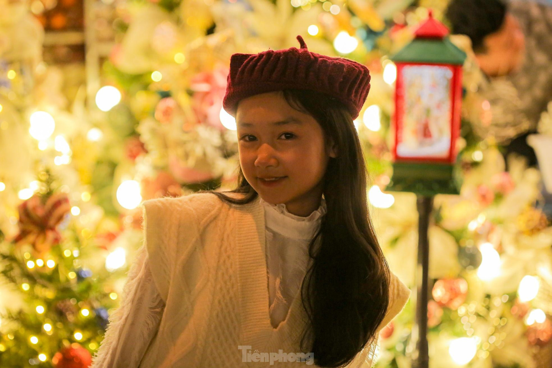 Người Hà Nội chen nhau chụp ảnh trên phố Hàng Mã đón Giáng sinh sớm ảnh 10